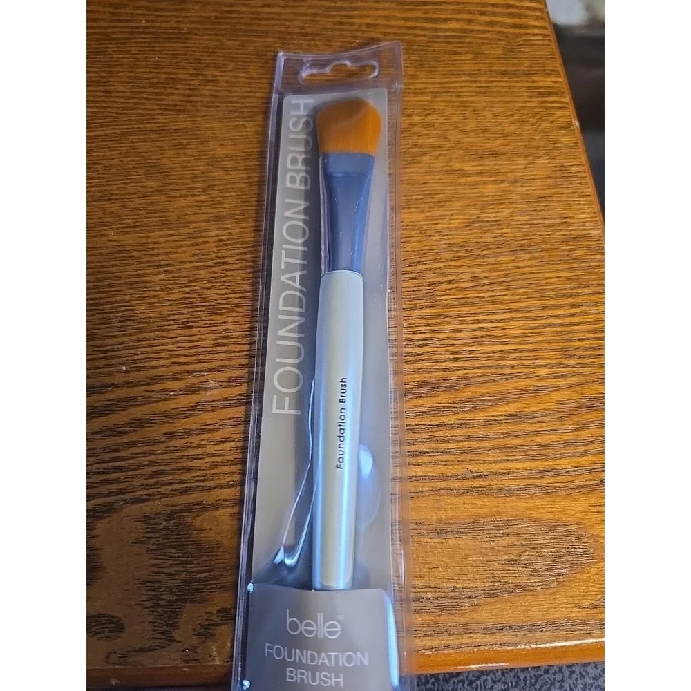 NEW Belle‎ FOUNDATION BRUSH